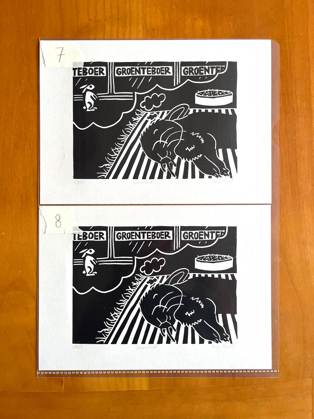 Lino print van tekening van dromend konijn door Anne Neuteboom cabaretier Anne Neut Boetiek