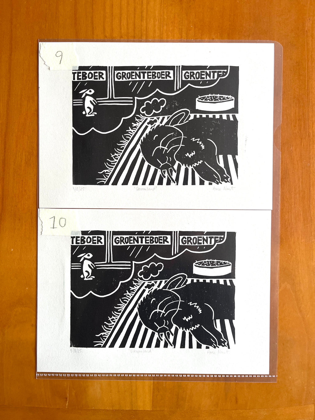 Lino print van tekening van dromend konijn door Anne Neuteboom cabaretier Anne Neut Boetiek