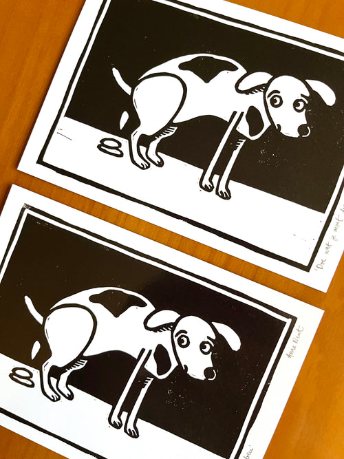 kaart met linoprint van poepende hond door Anne Neuteboom cabaretier Anne Neut Boetiek
