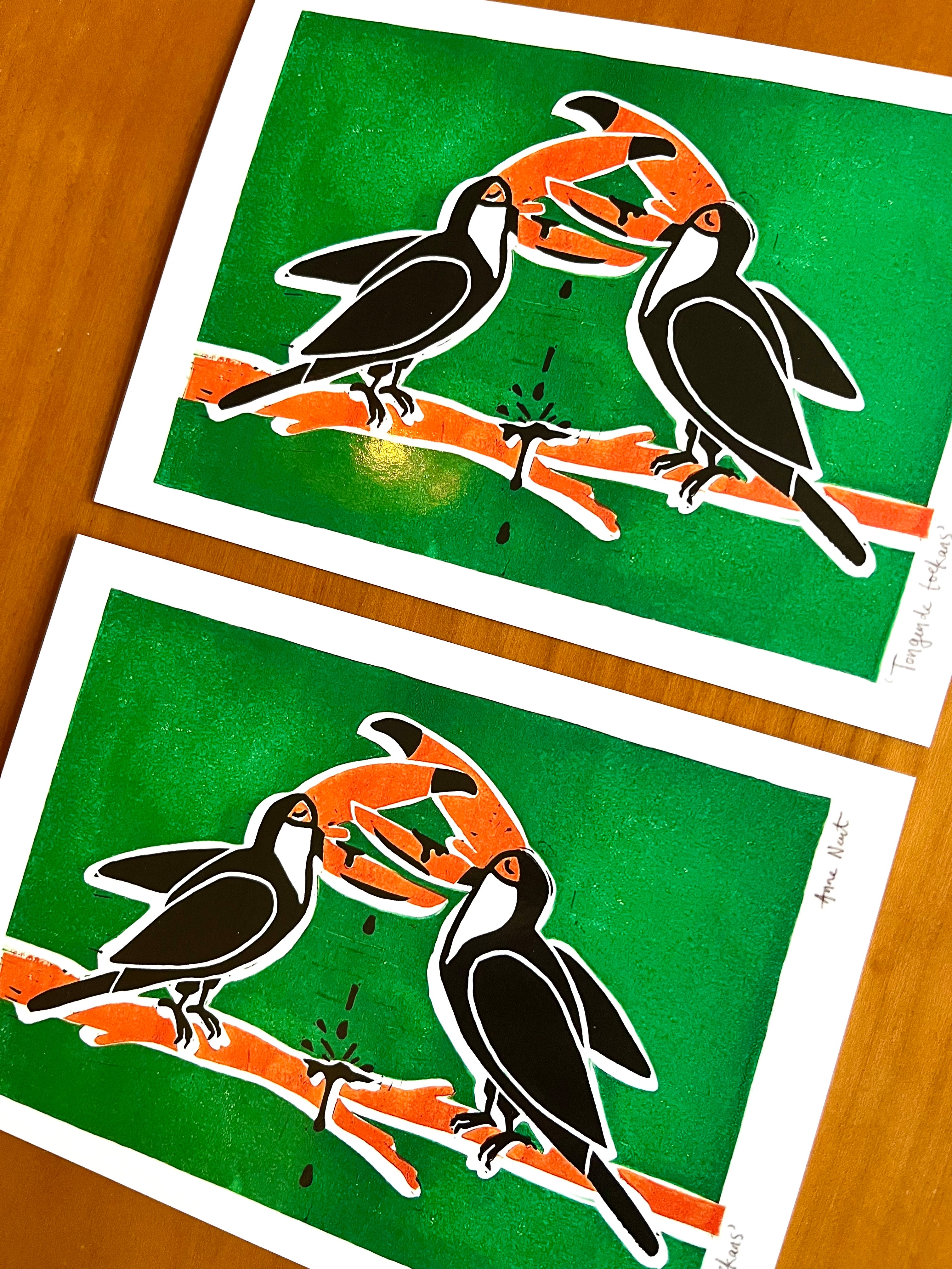 Kaart met linoprint van toekans die tongen door Anne Neuteboom cabaretier Anne Neut Boetiek