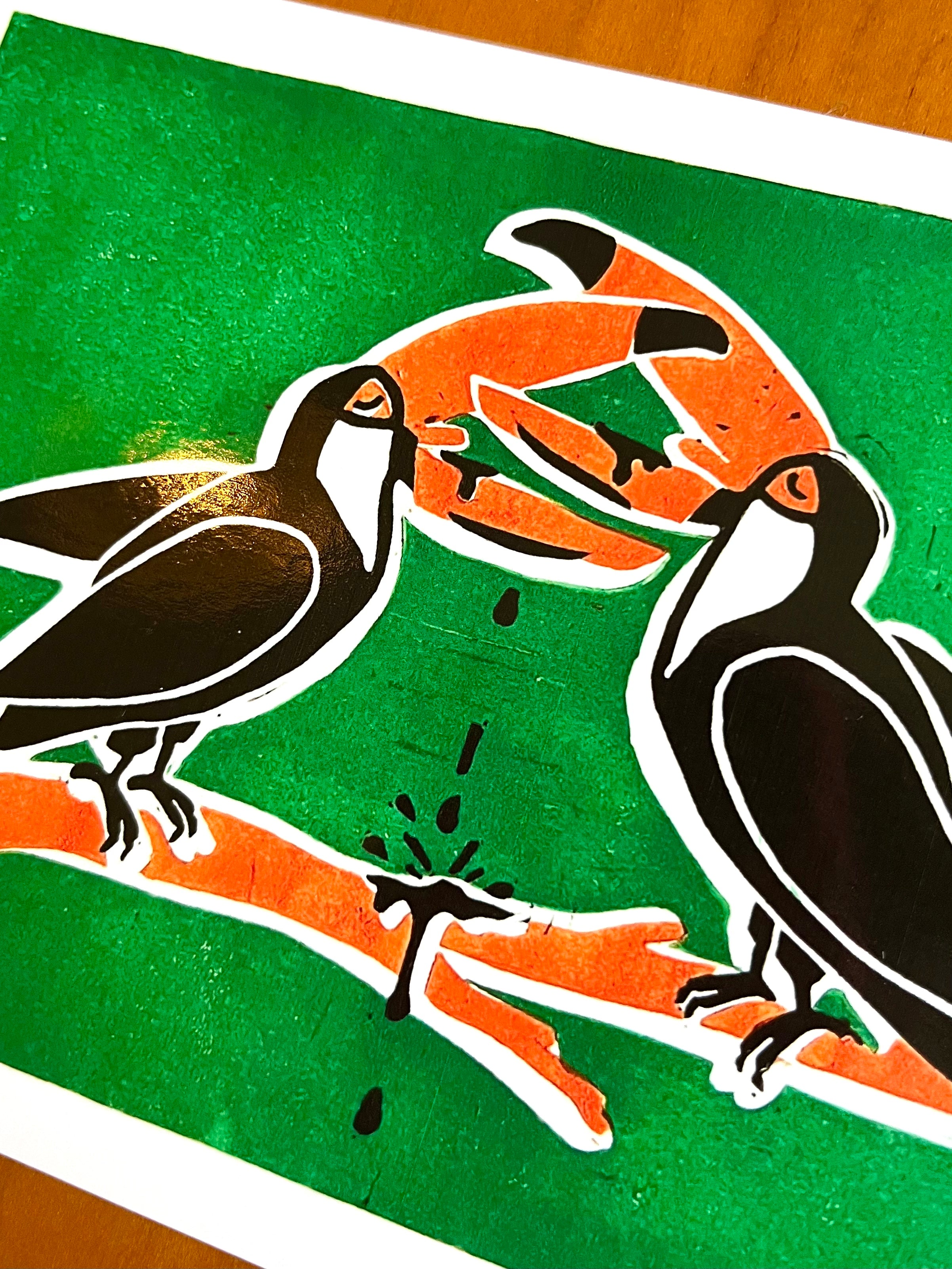 Kaart met linoprint van toekans die tongen door Anne Neuteboom cabaretier Anne Neut Boetiek