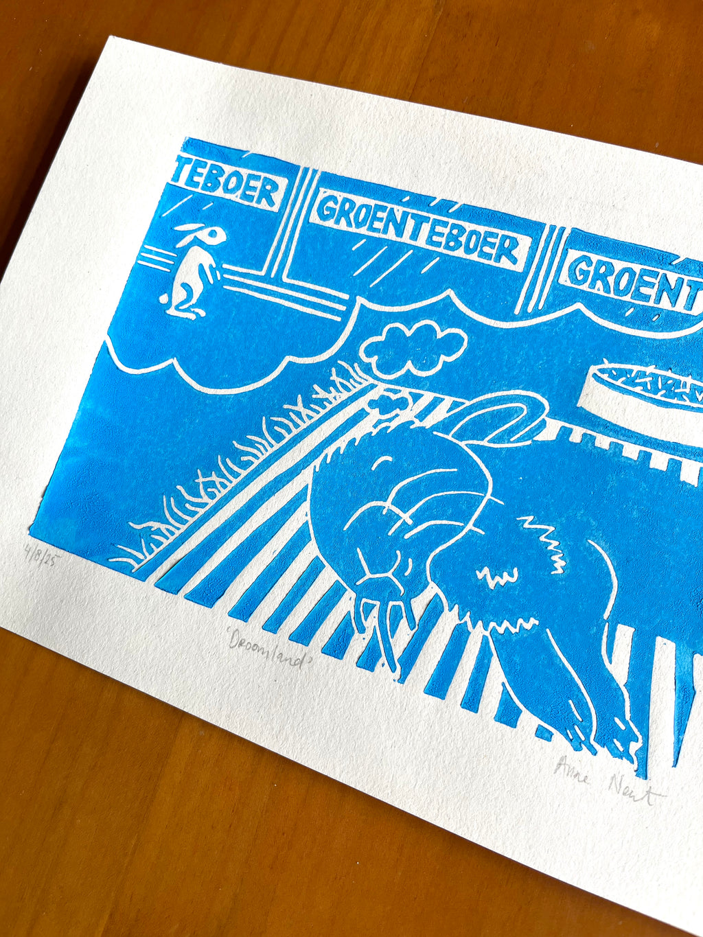 Lino print van tekening van dromend konijn door Anne Neuteboom cabaretier Anne Neut Boetiek