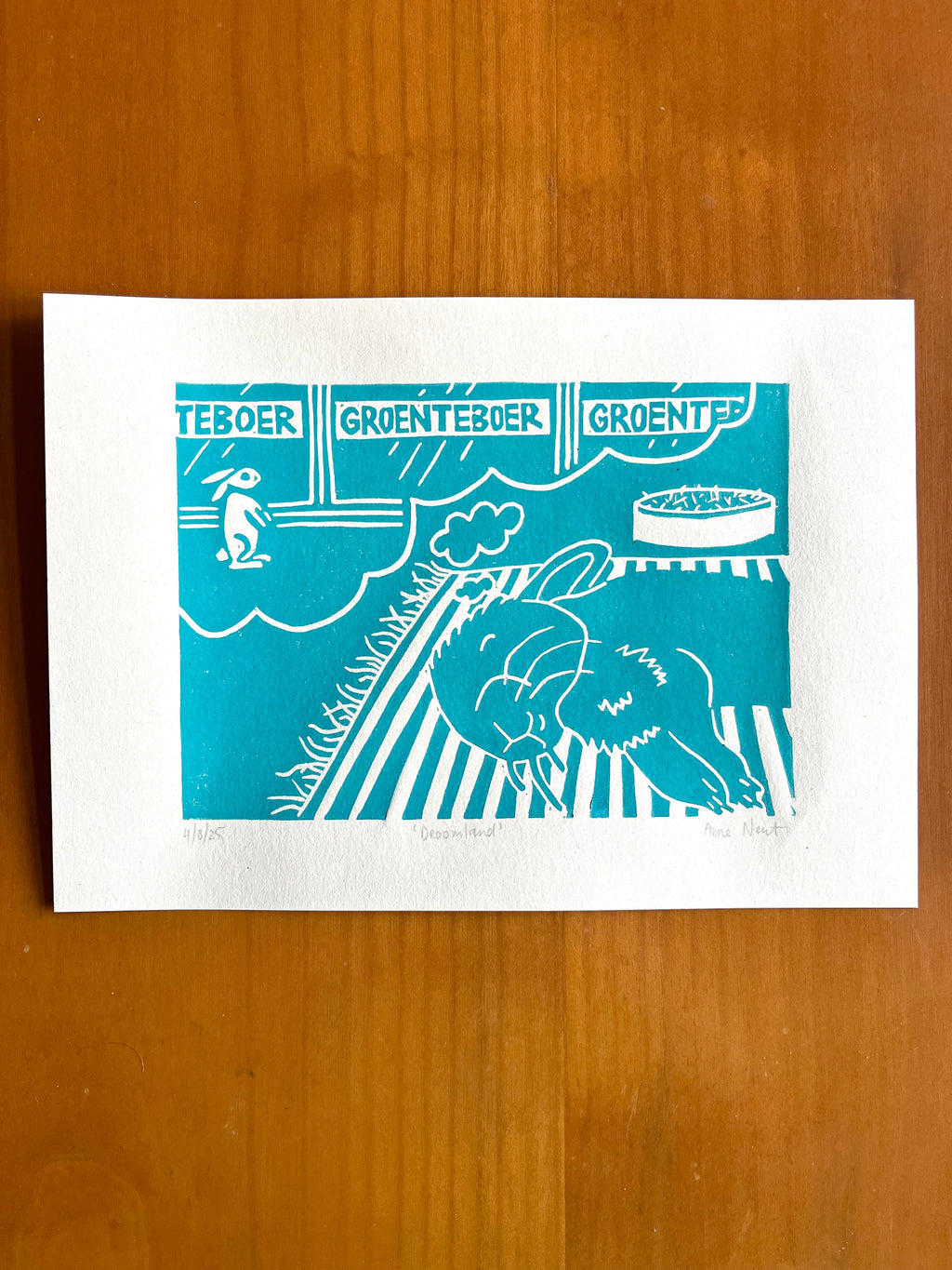 Lino print van tekening van dromend konijn door Anne Neuteboom cabaretier Anne Neut Boetiek