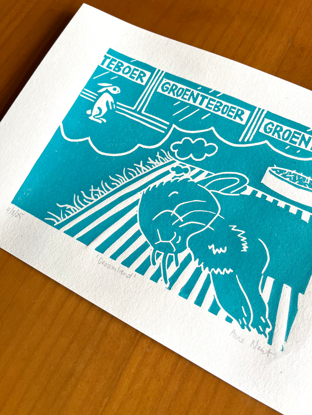 Lino print van tekening van dromend konijn door Anne Neuteboom cabaretier Anne Neut Boetiek