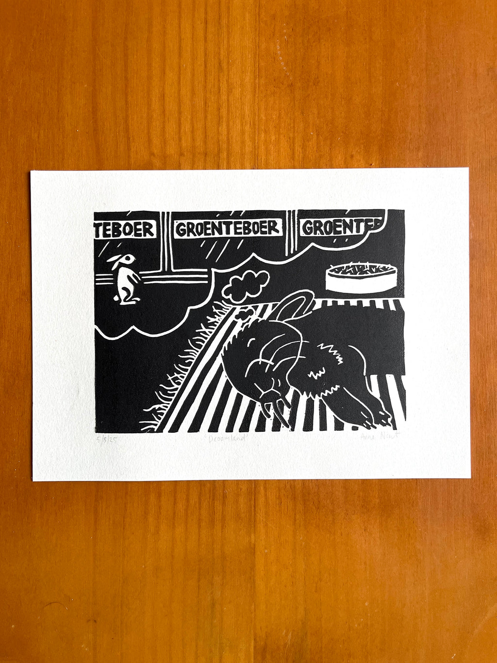 Lino print van tekening van dromend konijn door Anne Neuteboom cabaretier Anne Neut Boetiek