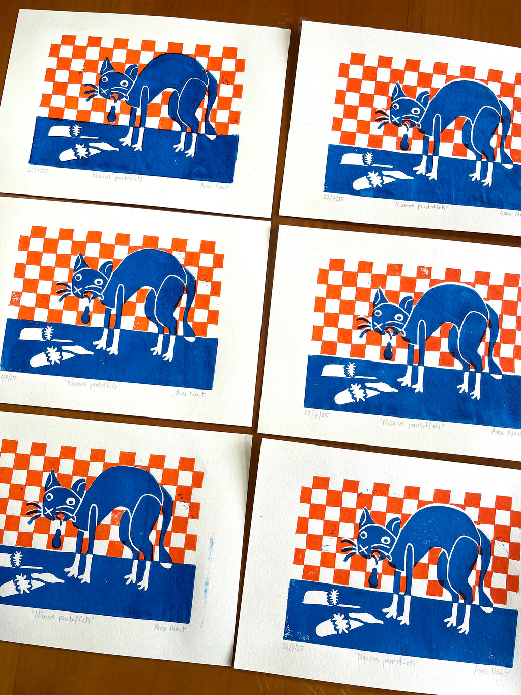 Lino print van tekening van kat die overgeeft in nieuwe pantoffels door Anne Neuteboom cabaretier Anne Neut Boetiek