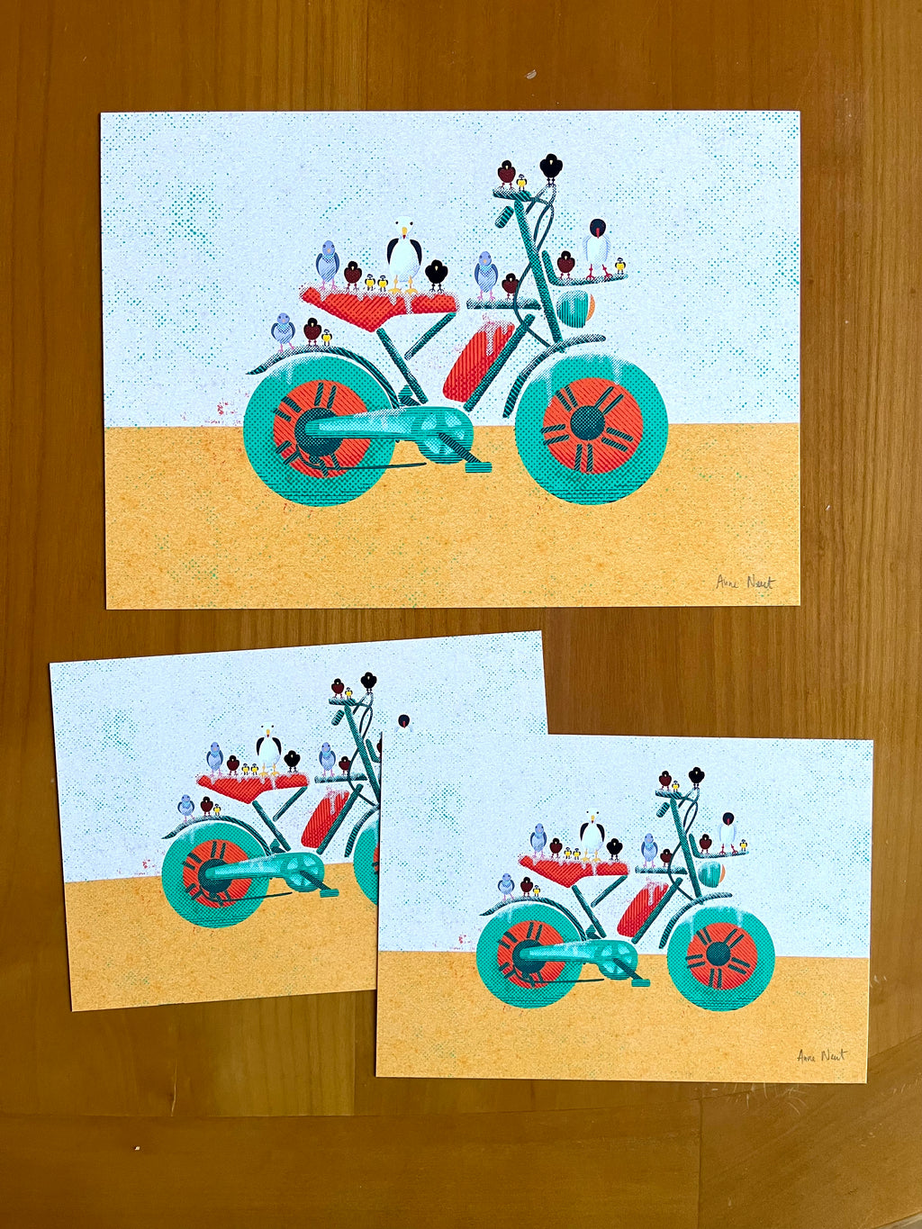 Tekening van een ondergepoepte Fatbike door een boel vogels getekend door Anne Neuteboom cabaretier Anne Neut Boetiek