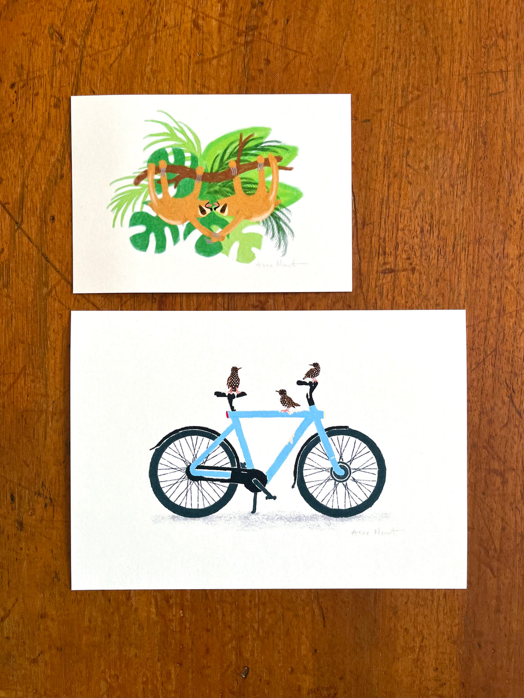 Fine art print van een tekening van twee luiaards die aan een tak hangen te tongen. Getekend door Anne Neuteboom cabaretier Anne Neut Boetiek.
