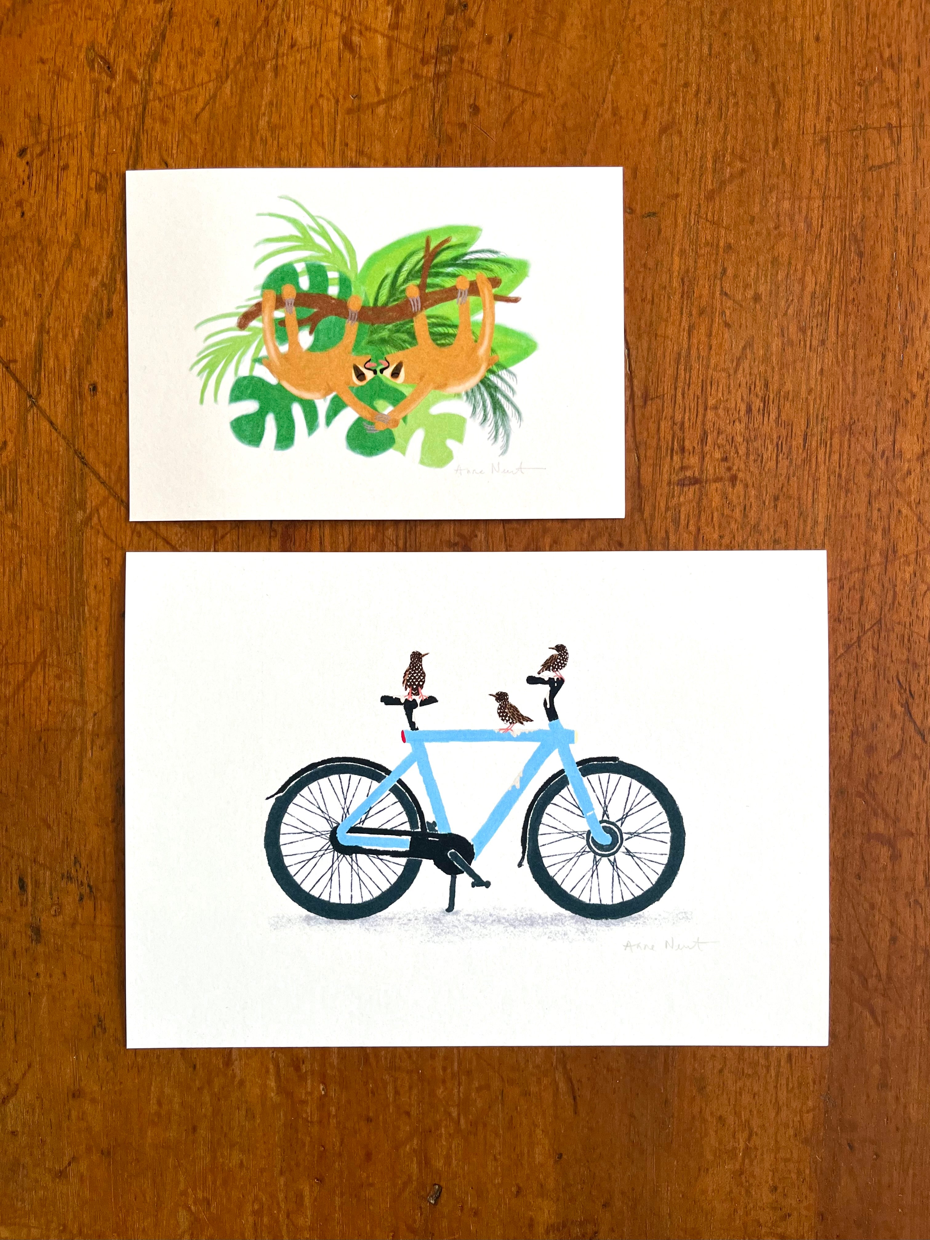 Fine art print van een tekening van twee luiaards die aan een tak hangen te tongen. Getekend door Anne Neuteboom cabaretier Anne Neut Boetiek.