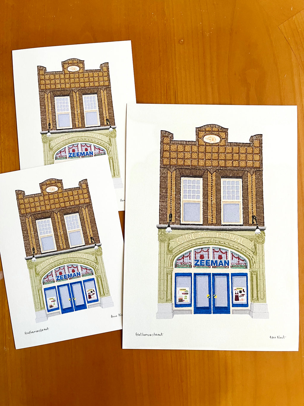 Tekening van de Zeeman in de Hinthamerstraat in Den Bosch in het Cinema Royal gebouw door Anne Neuteboom cabaretier Anne Neut Boetiek