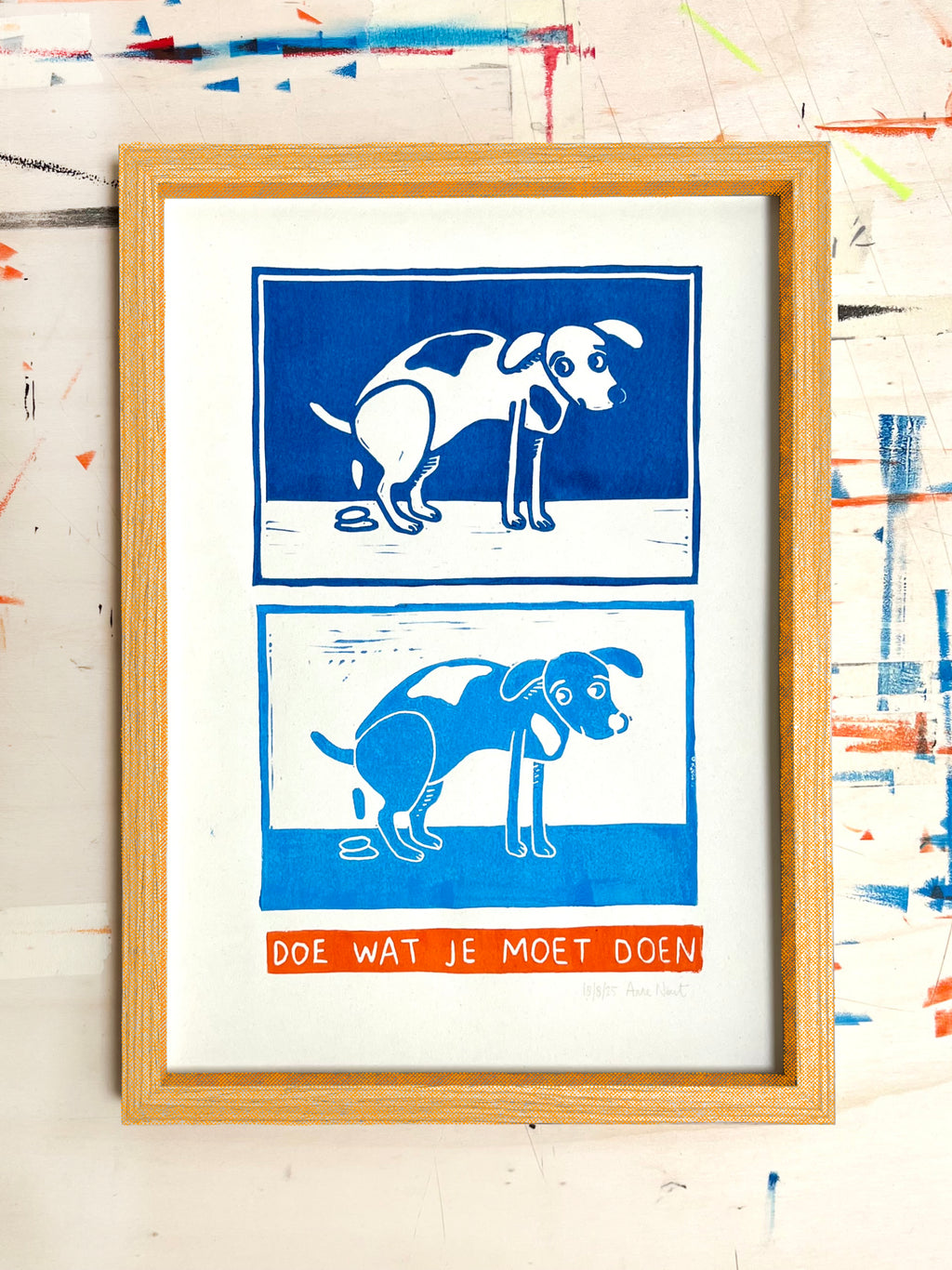 Linoprint van tekening van poepende hond door Anne Neuteboom cabaretier Anne Neut Boetiek