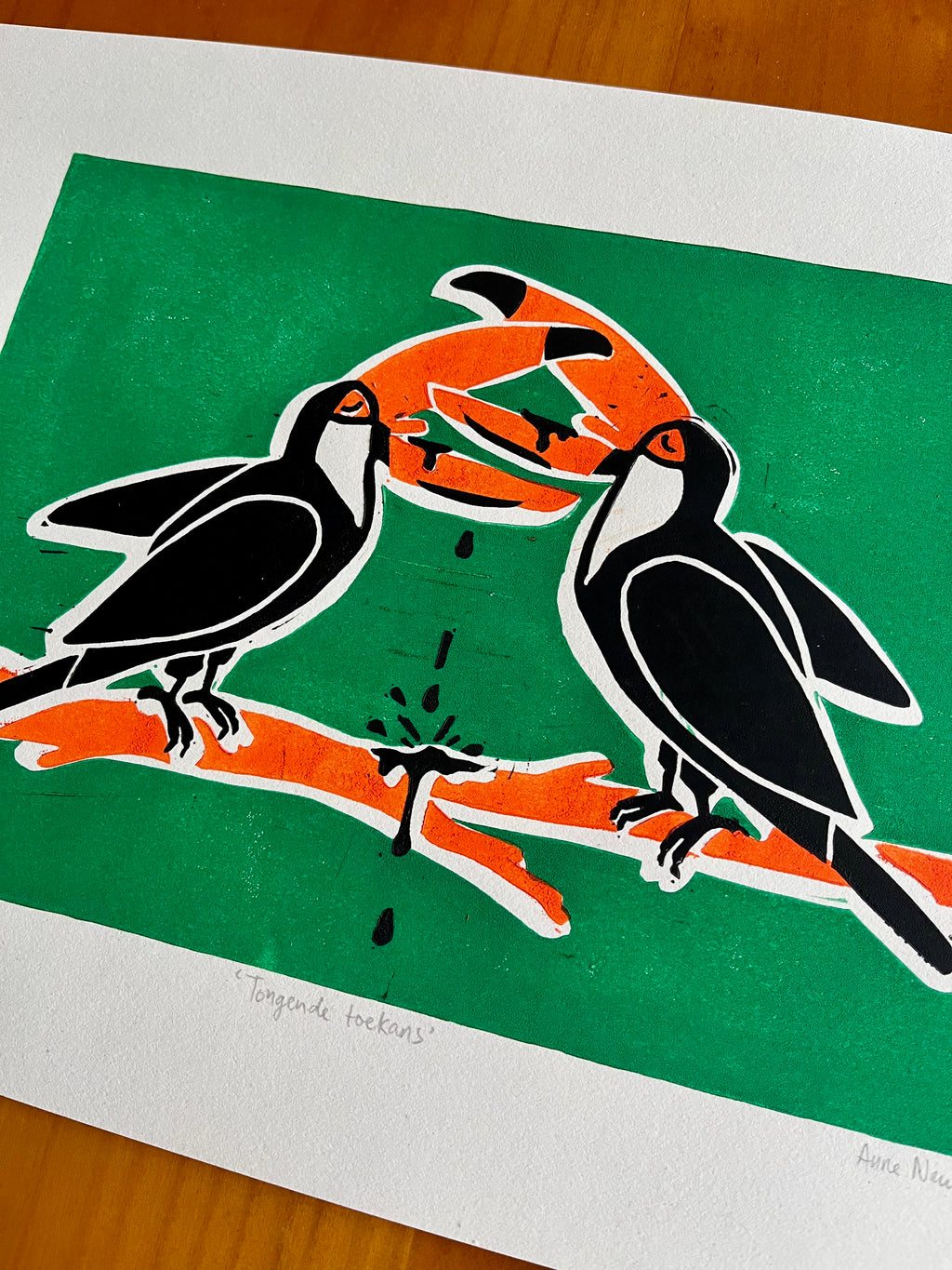 Handgedrukte lino print door Anne Neuteboom cabaretier met afbeelding van tongende toekans Anne Neut Boetiek