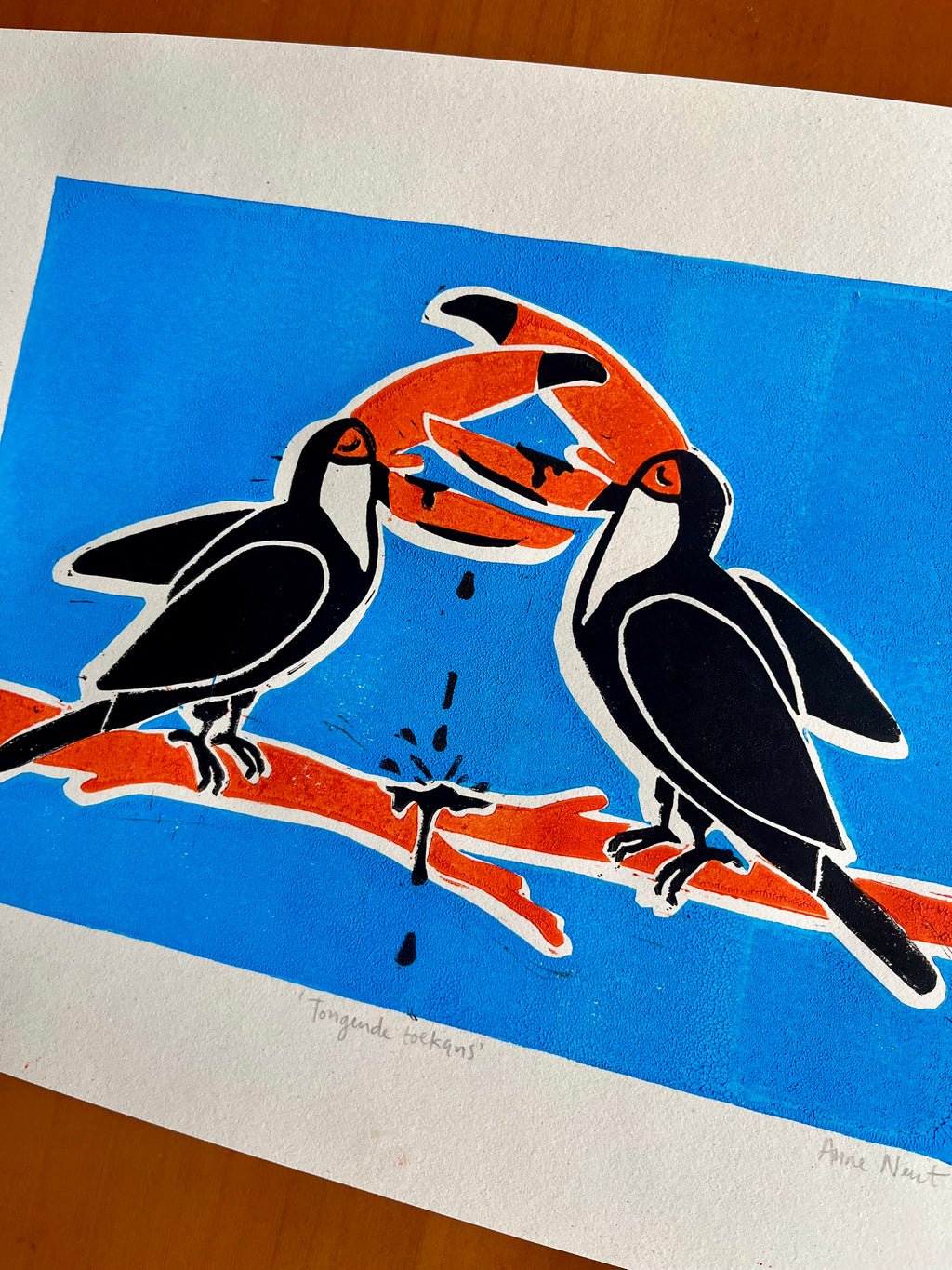 Handgedrukte lino print door Anne Neuteboom cabaretier met afbeelding van tongende toekans Anne Neut Boetiek