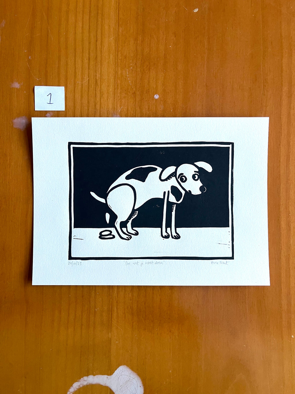 Linoprint door Anne Neuteboom cabaretier van hond die een drolletje doet Anne Neut Boetiek