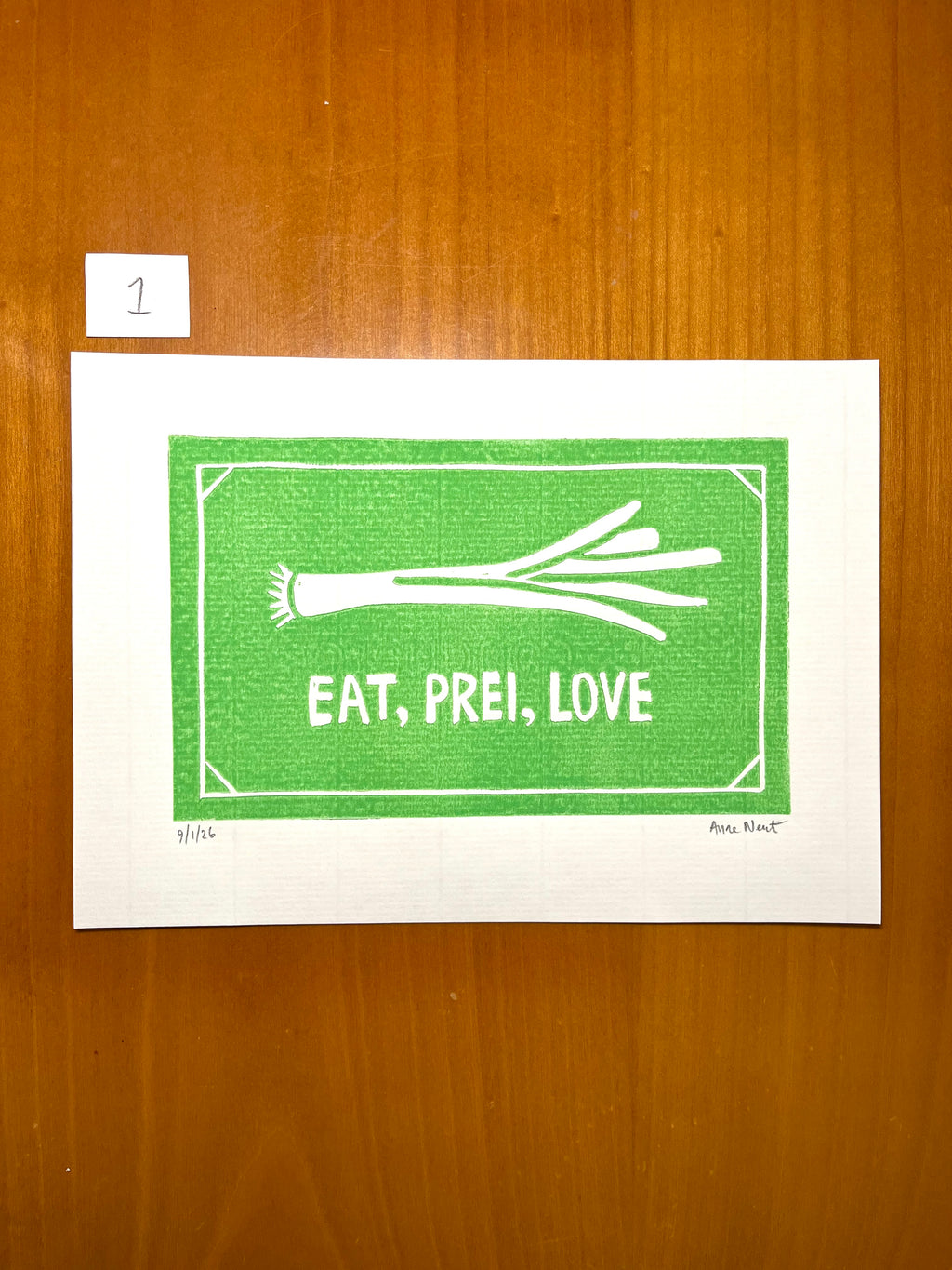 Linoprint van prei met woordgrap door Anne Neuteboom cabaretier Anne Neut Boetiek