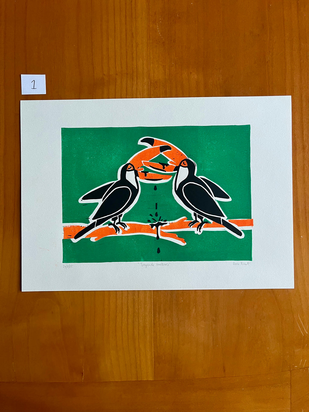 Handgedrukte lino print door Anne Neuteboom cabaretier met afbeelding van tongende toekans Anne Neut Boetiek