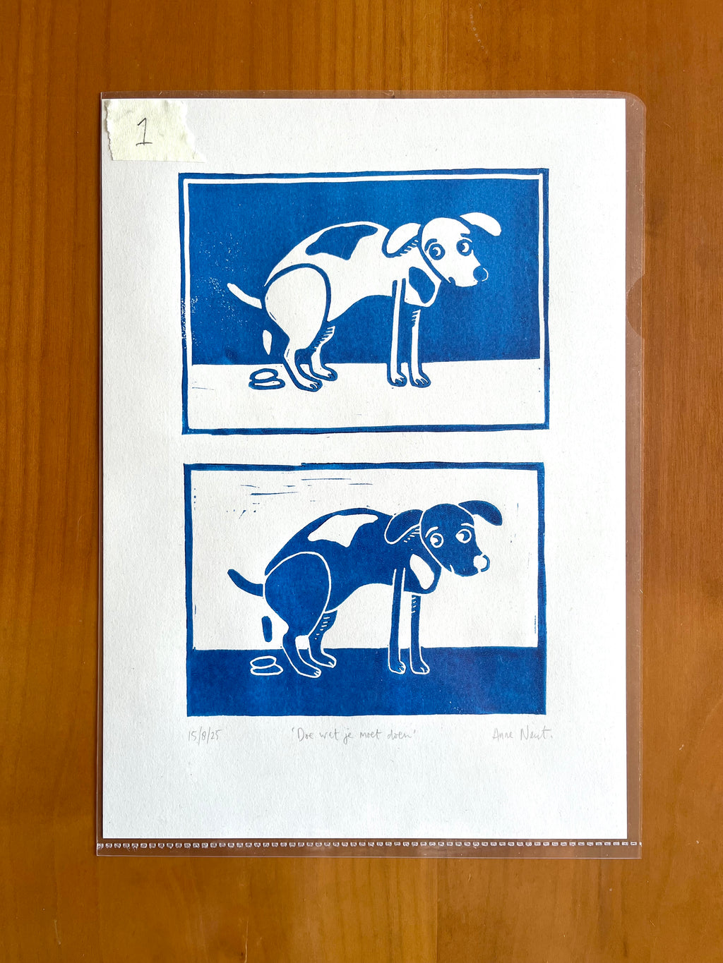 Linoprint van tekening van poepende hond door Anne Neuteboom cabaretier Anne Neut Boetiek