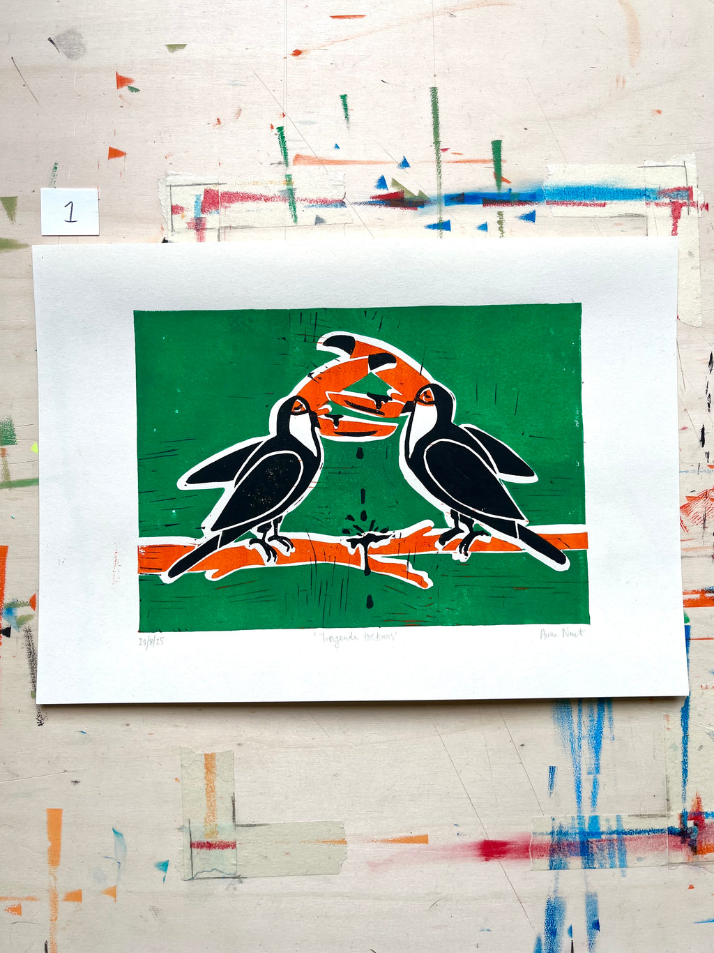 Handgemaakte linoprint door Anne Neuteboom cabaretier met tekening van tongende toekans Anne Neut Boetiek