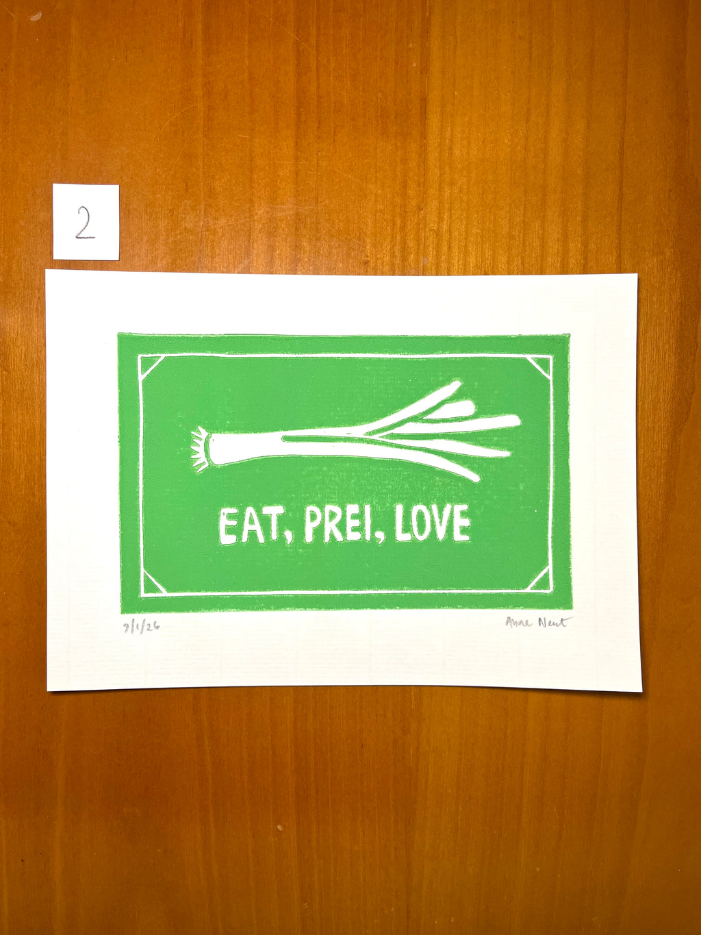 Linoprint van prei met woordgrap door Anne Neuteboom cabaretier Anne Neut Boetiek