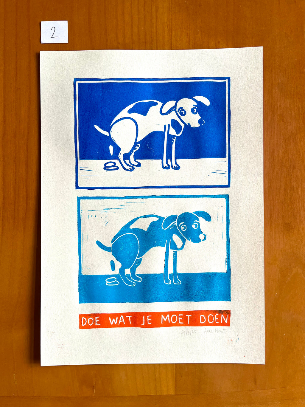 Linoprint van tekening van poepende hond door Anne Neuteboom cabaretier Anne Neut Boetiek