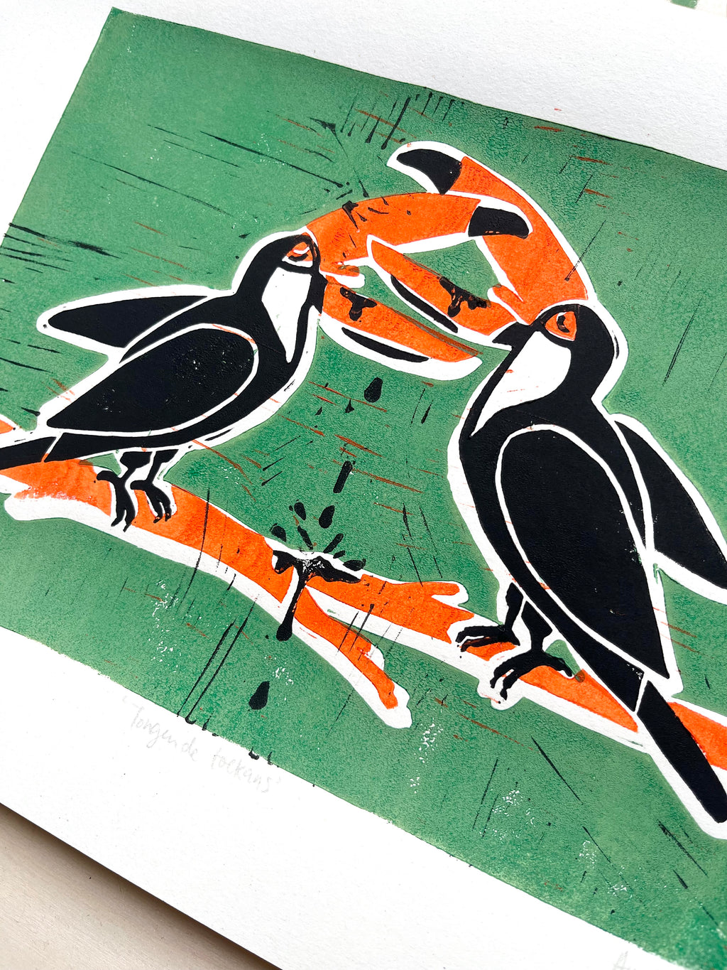Handgemaakte linoprint door Anne Neuteboom cabaretier met tekening van tongende toekans Anne Neut Boetiek