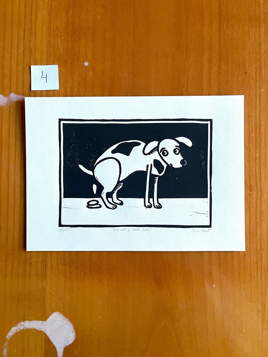 Linoprint door Anne Neuteboom cabaretier van hond die een drolletje doet Anne Neut Boetiek