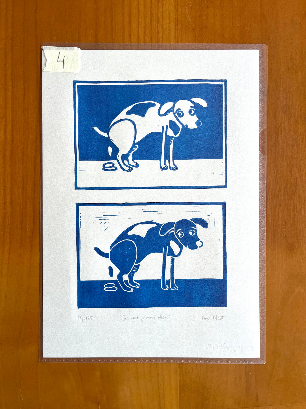 Linoprint van tekening van poepende hond door Anne Neuteboom cabaretier Anne Neut Boetiek