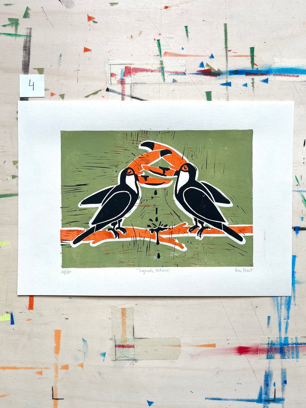 Handgemaakte linoprint door Anne Neuteboom cabaretier met tekening van tongende toekans Anne Neut Boetiek
