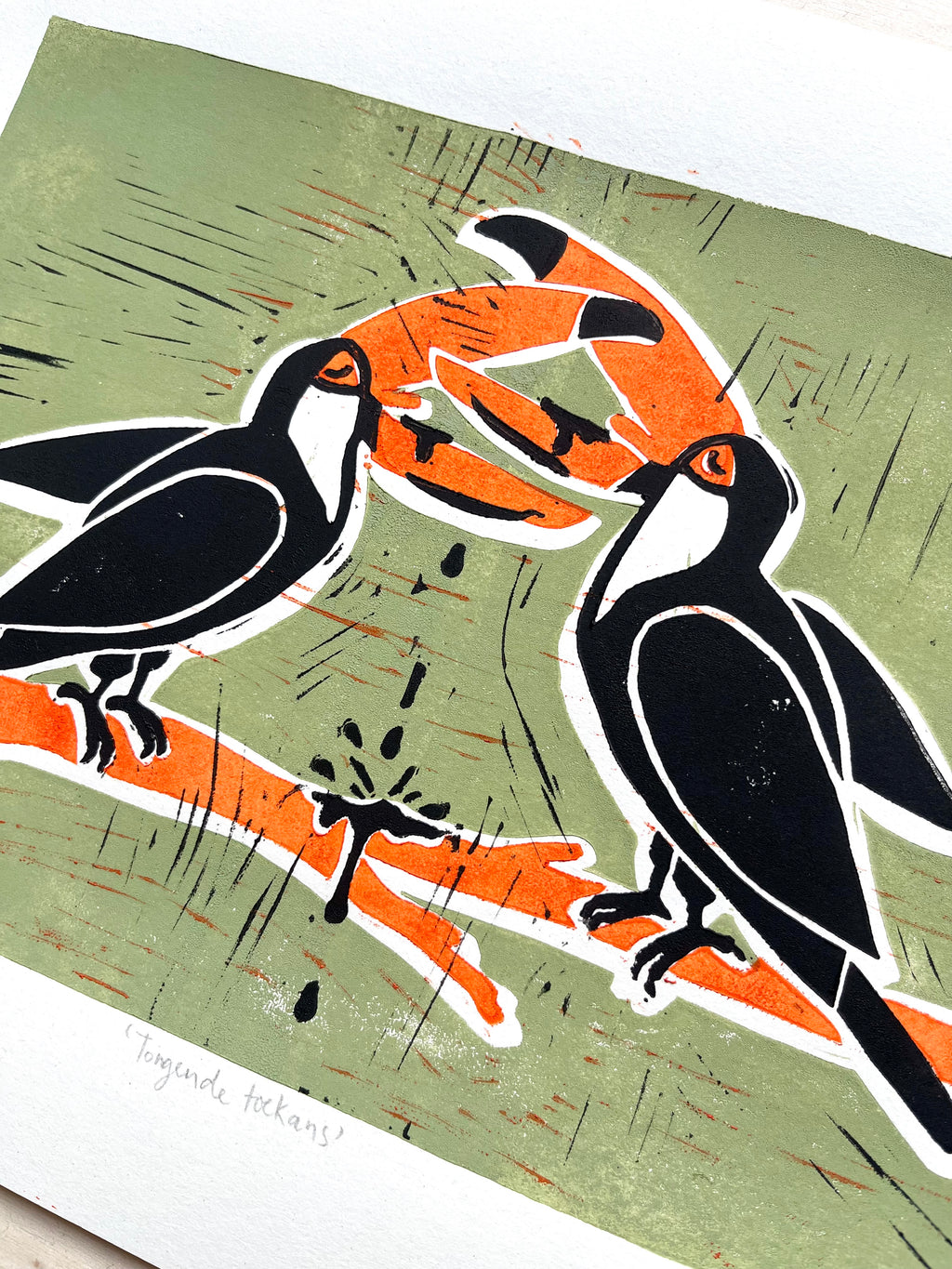 Handgemaakte linoprint door Anne Neuteboom cabaretier met tekening van tongende toekans Anne Neut Boetiek