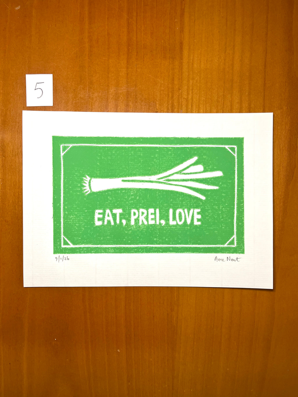 Linoprint van prei met woordgrap door Anne Neuteboom cabaretier Anne Neut Boetiek