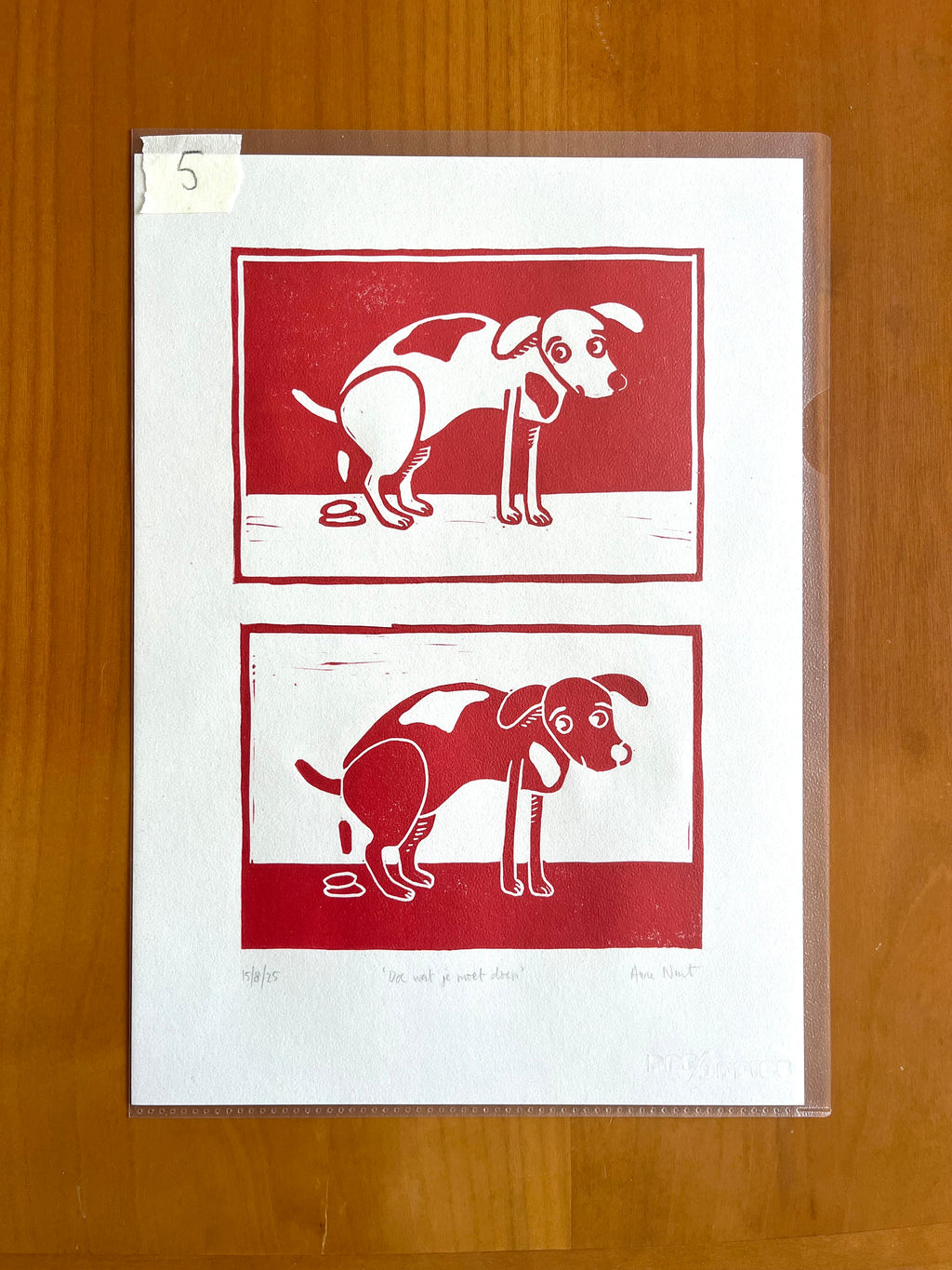 Linoprint van tekening van poepende hond door Anne Neuteboom cabaretier Anne Neut Boetiek