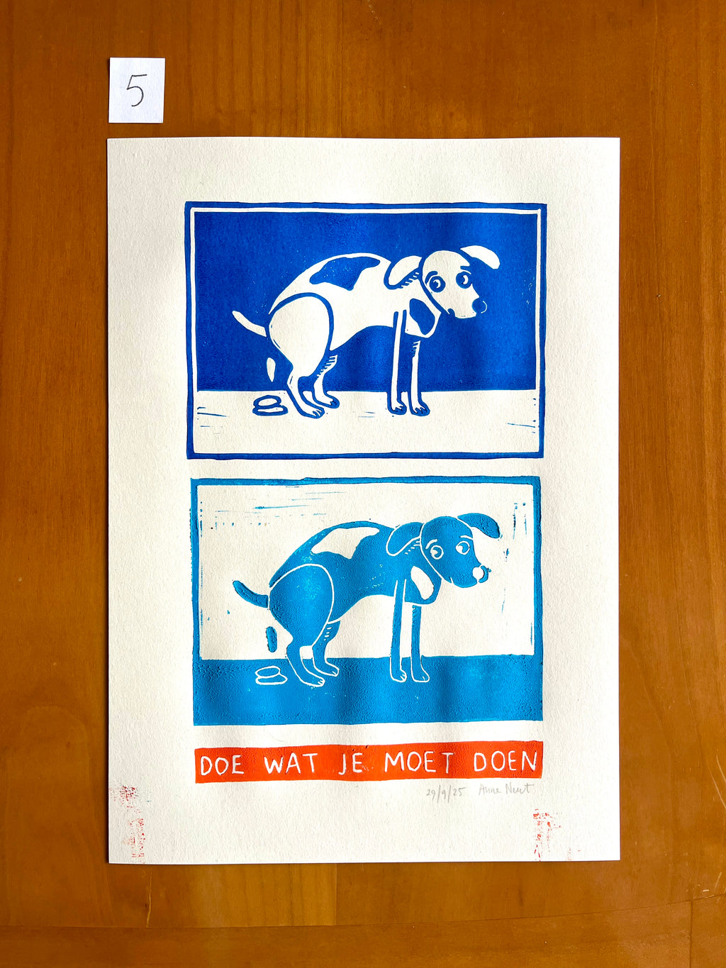 Linoprint van tekening van poepende hond door Anne Neuteboom cabaretier Anne Neut Boetiek