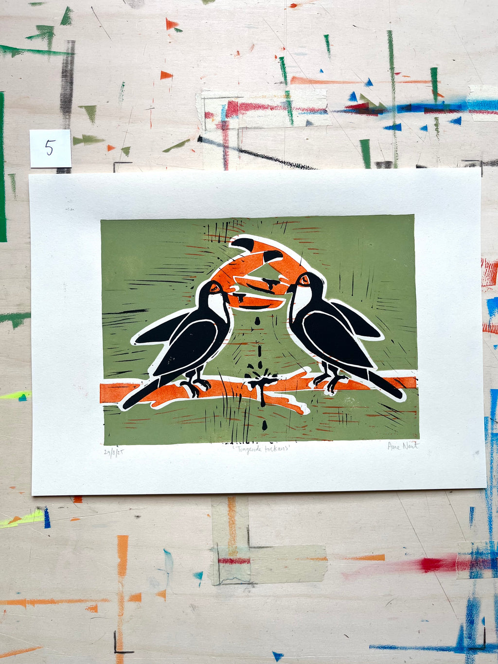 Handgemaakte linoprint door Anne Neuteboom cabaretier met tekening van tongende toekans Anne Neut Boetiek