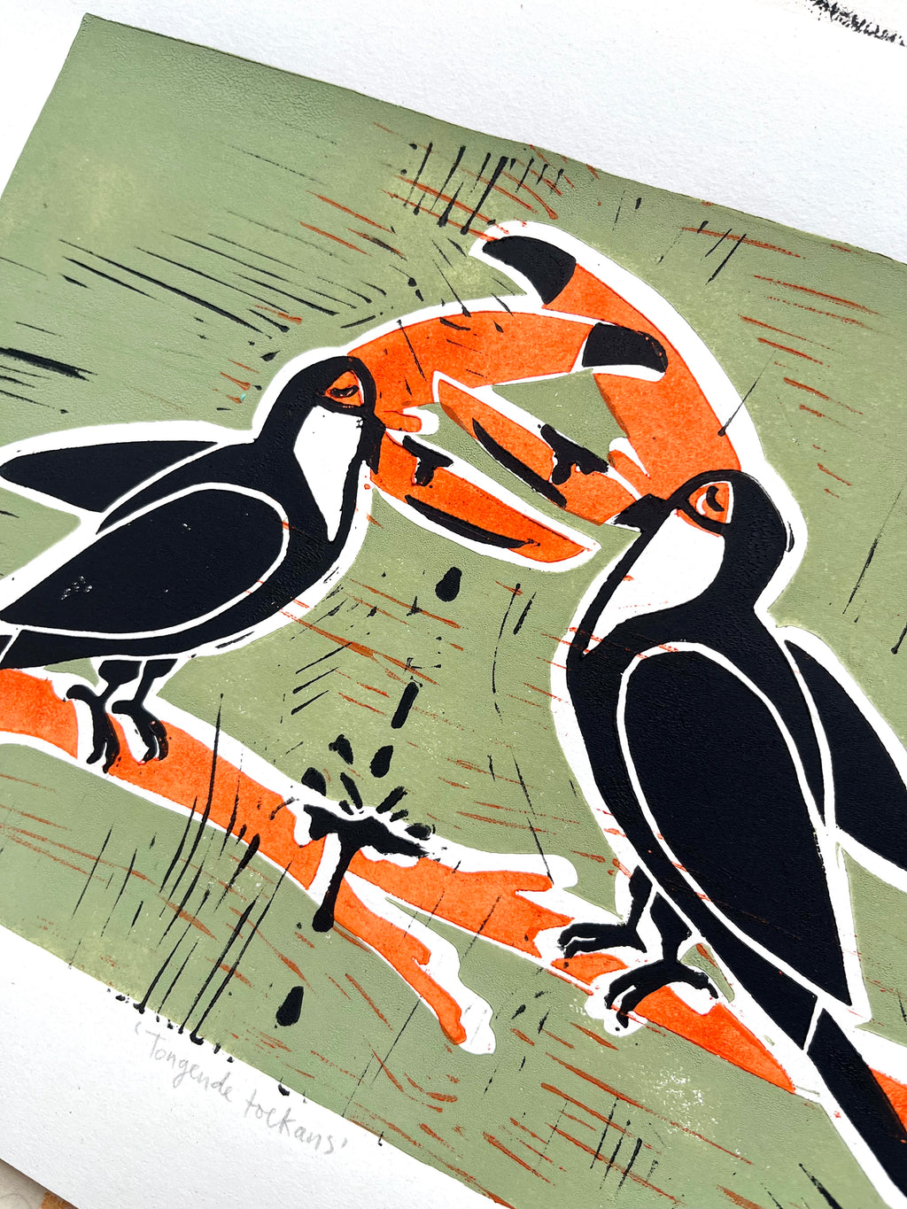 Handgemaakte linoprint door Anne Neuteboom cabaretier met tekening van tongende toekans Anne Neut Boetiek