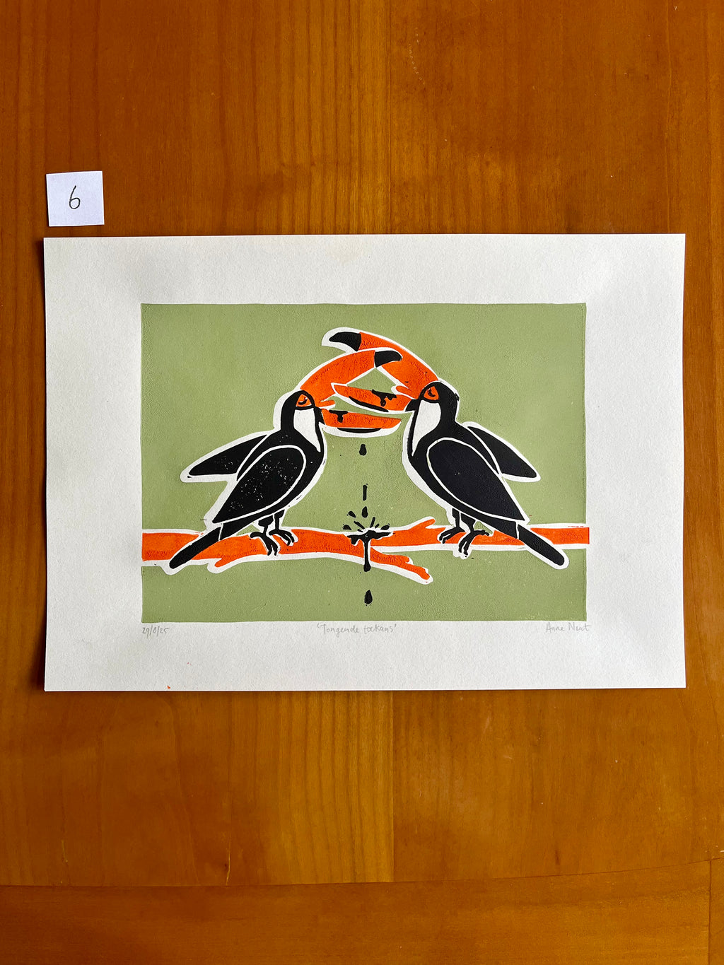 Handgedrukte lino print door Anne Neuteboom cabaretier met afbeelding van tongende toekans Anne Neut Boetiek