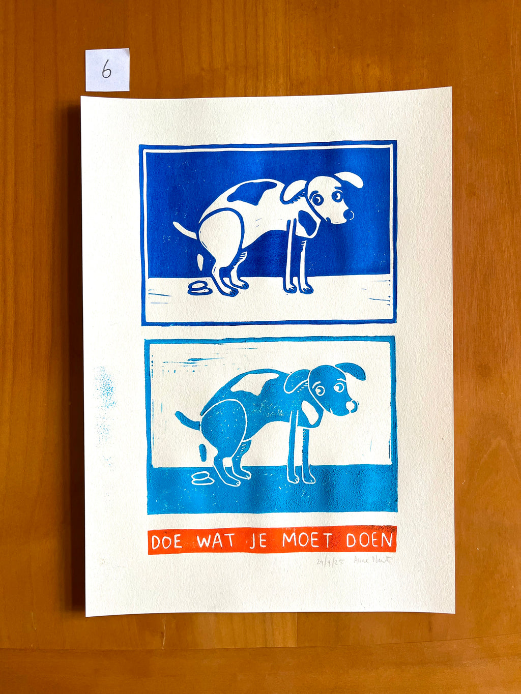 Linoprint van tekening van poepende hond door Anne Neuteboom cabaretier Anne Neut Boetiek