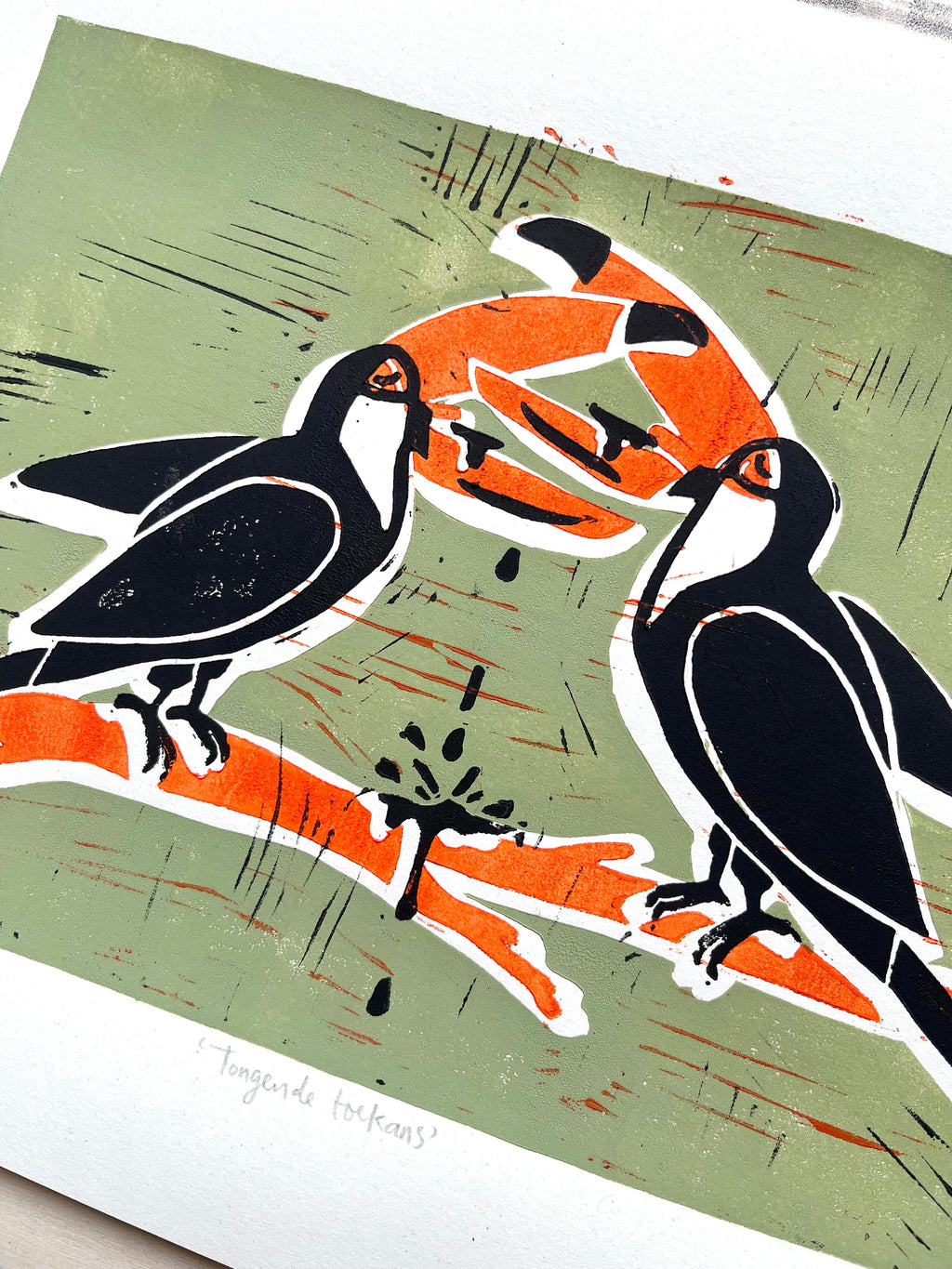 Handgemaakte linoprint door Anne Neuteboom cabaretier met tekening van tongende toekans Anne Neut Boetiek