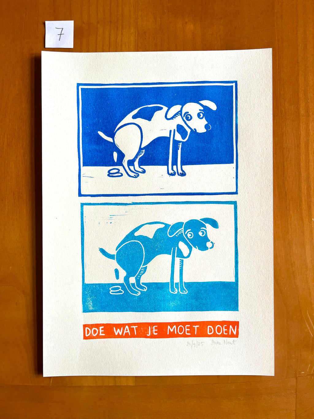 Linoprint van tekening van poepende hond door Anne Neuteboom cabaretier Anne Neut Boetiek