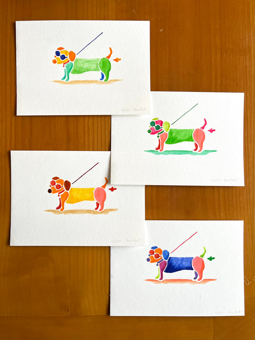 Tekening van teckel die een scheetje laat met aquarel markers op aquarel-papier door Anne Neuteboom cabaretier Anne Neut Boetiek