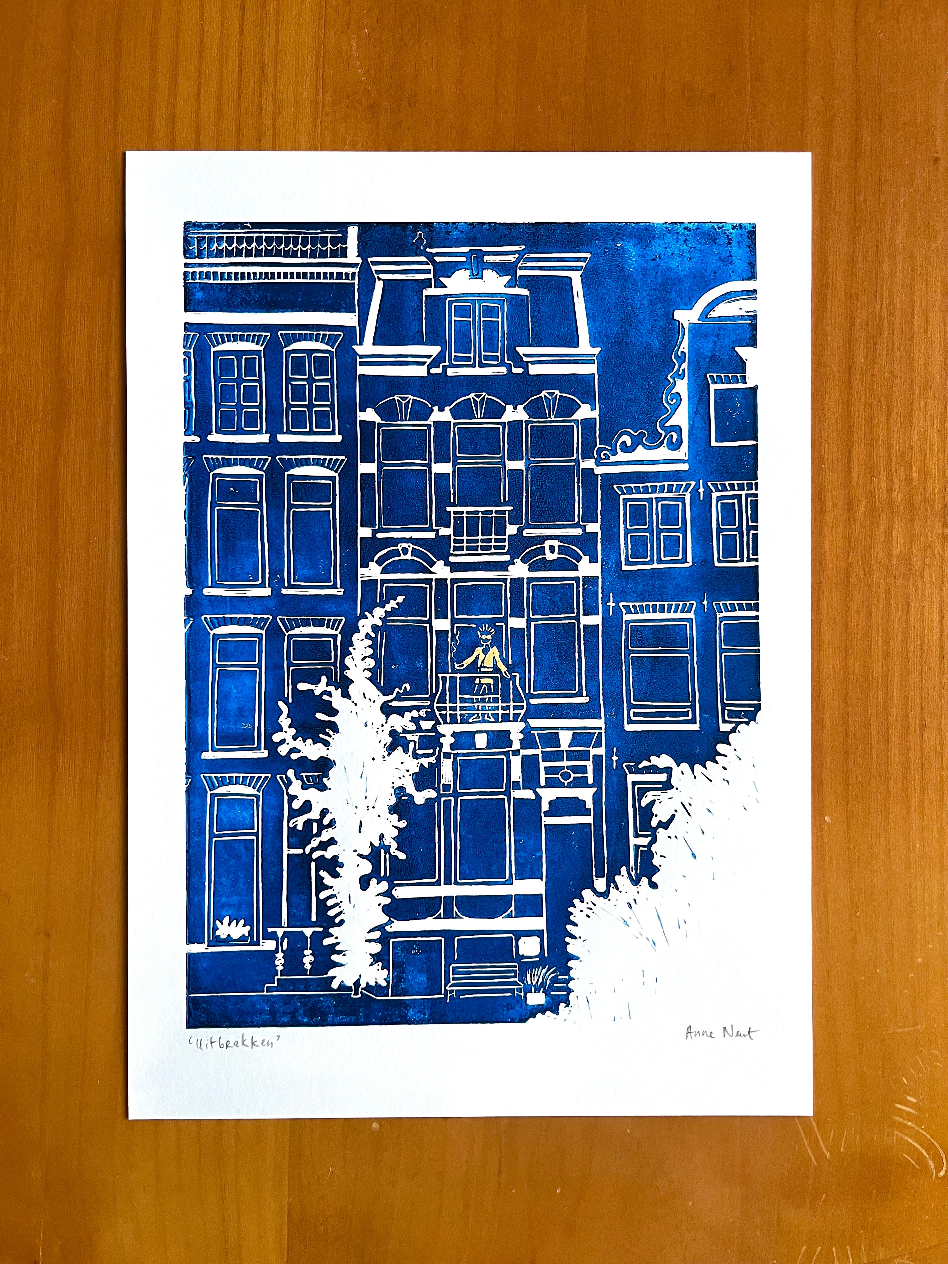 Fine art print van linosnede herenhuis met rokende bewoner door Anne Neuteboom cabaretier Anne Neut Boetiek