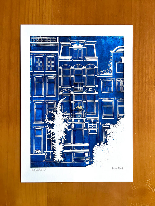 Fine art print van linosnede herenhuis met rokende bewoner door Anne Neuteboom cabaretier Anne Neut Boetiek