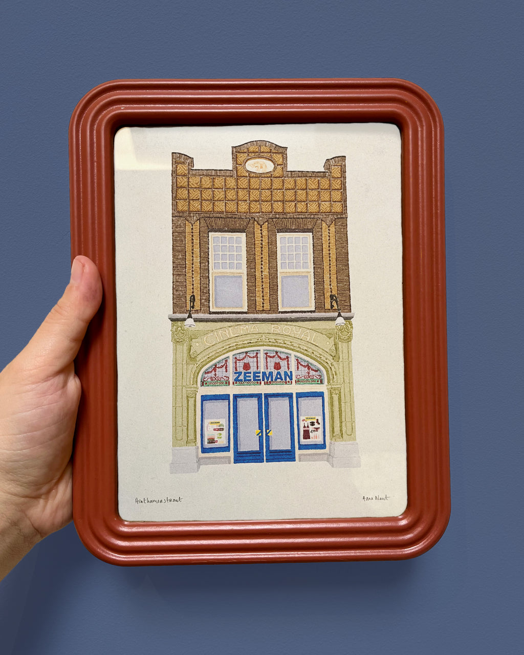 Tekening van de Zeeman in de Hinthamerstraat in Den Bosch in het Cinema Royal gebouw door Anne Neuteboom cabaretier Anne Neut Boetiek