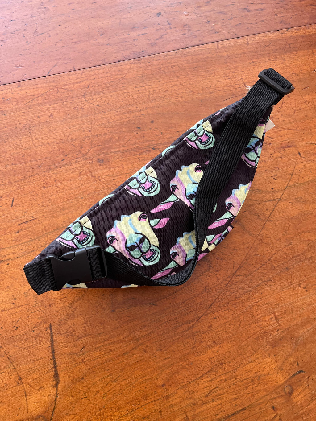 fanny pack met tekening van geiten in pastelkleuren door Anne Neuteboom cabaretier Anne Neut Boetiek
