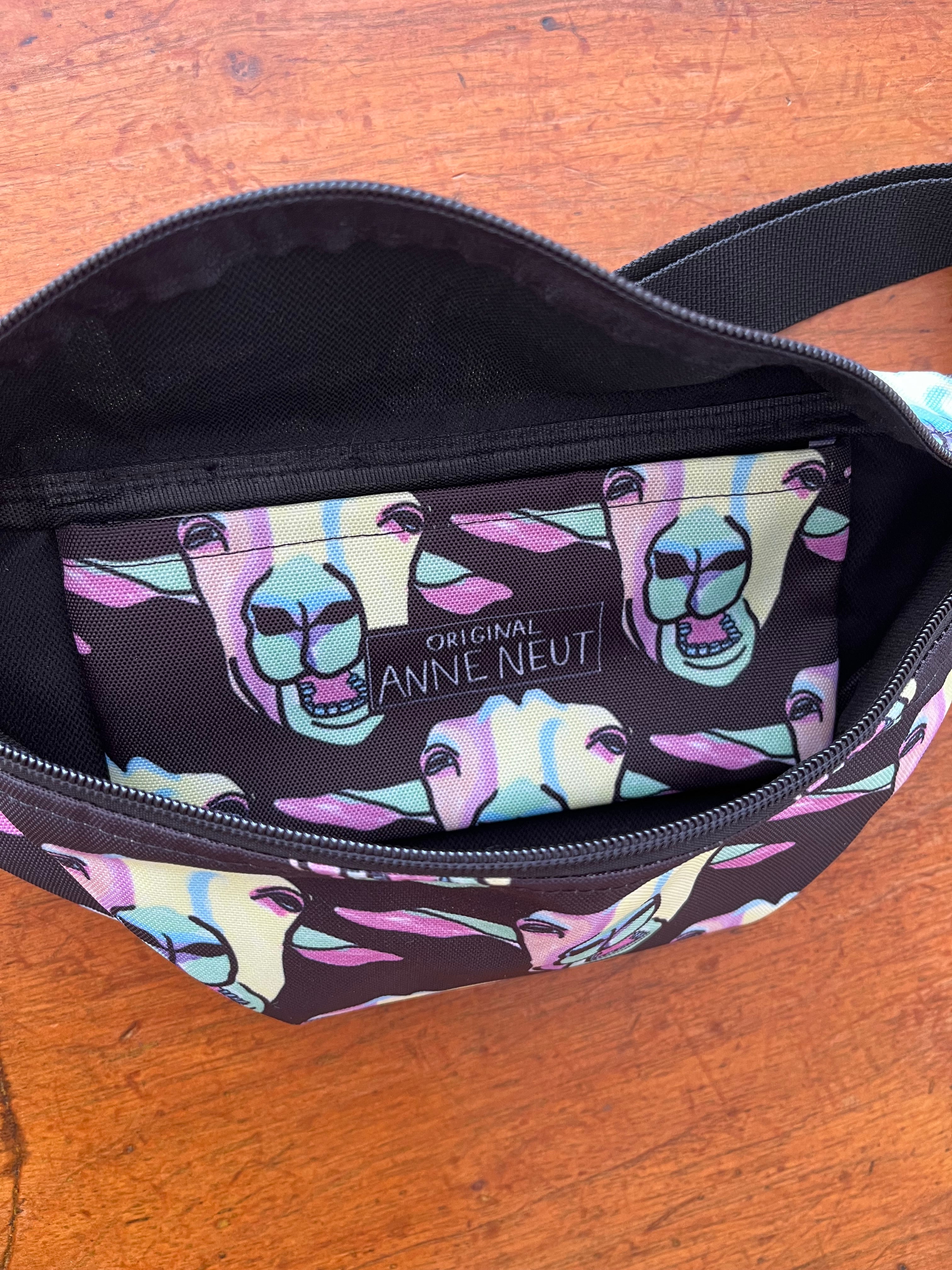 fanny pack met tekening van geiten in pastelkleuren door Anne Neuteboom cabaretier Anne Neut Boetiek
