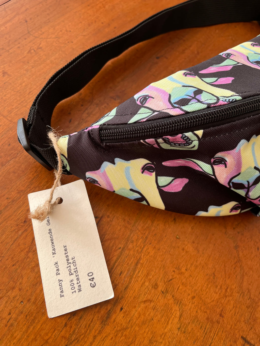 fanny pack met tekening van geiten in pastelkleuren door Anne Neuteboom cabaretier Anne Neut Boetiek