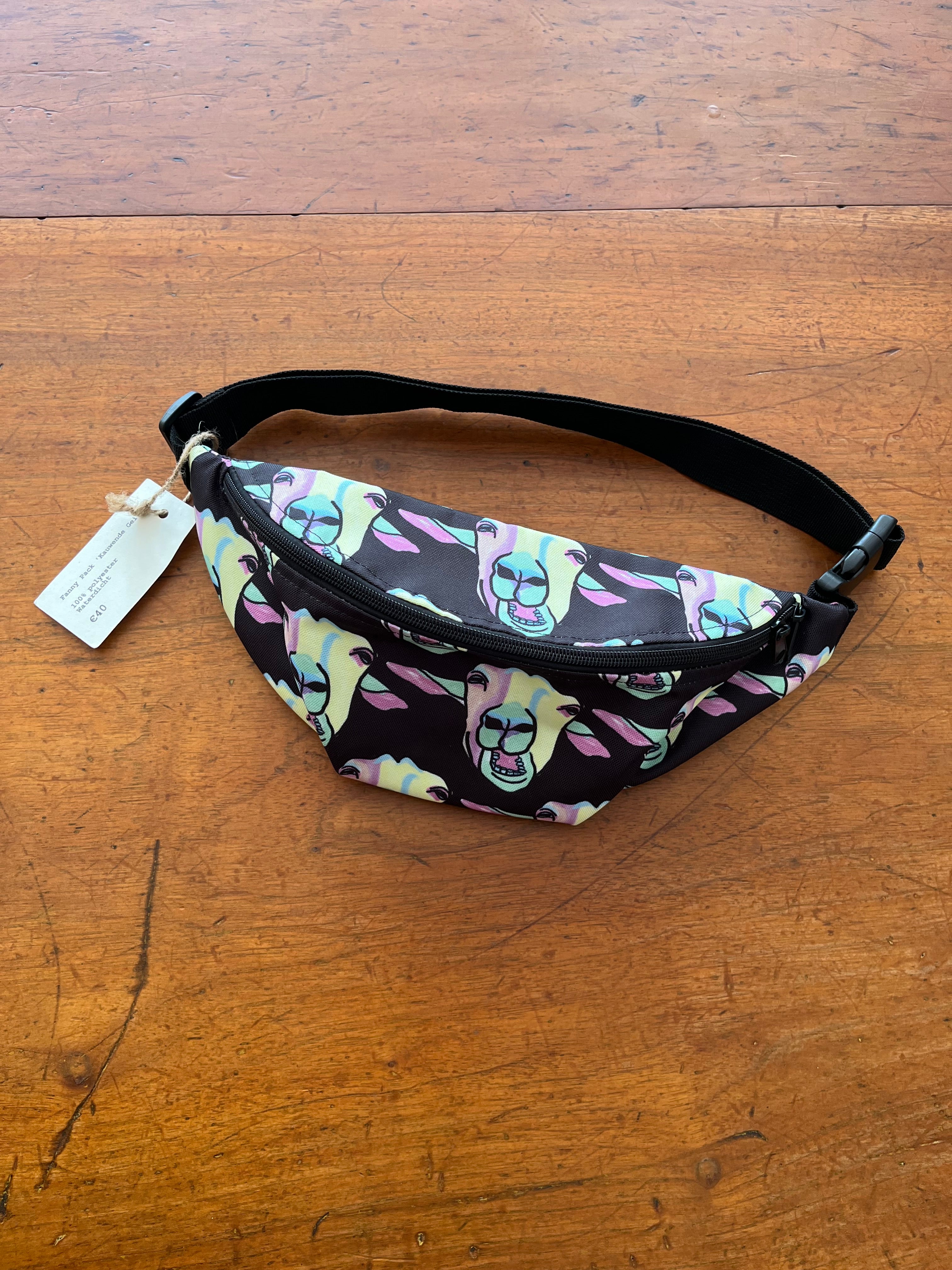 fanny pack met tekening van geiten in pastelkleuren door Anne Neuteboom cabaretier Anne Neut Boetiek