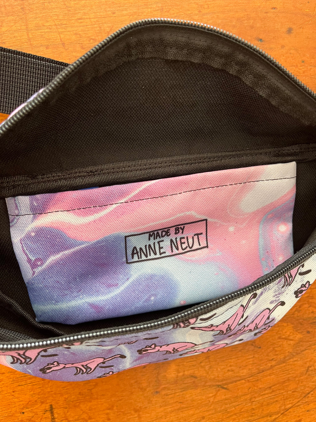 fanny pack met tekening van poepende hondjes door Anne Neuteboom cabaretier Anne Neut Boetiek