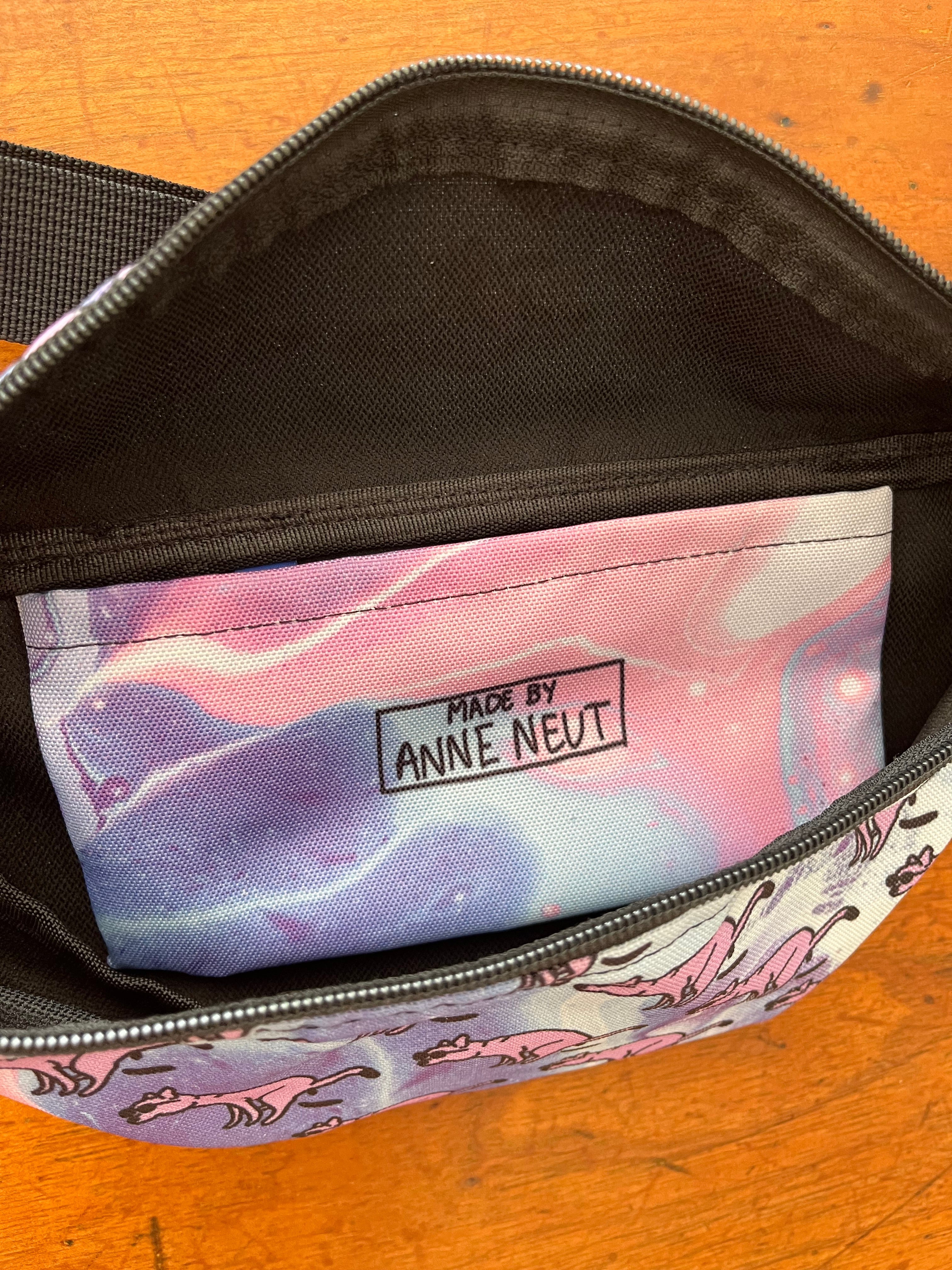 fanny pack met tekening van poepende hondjes door Anne Neuteboom cabaretier Anne Neut Boetiek