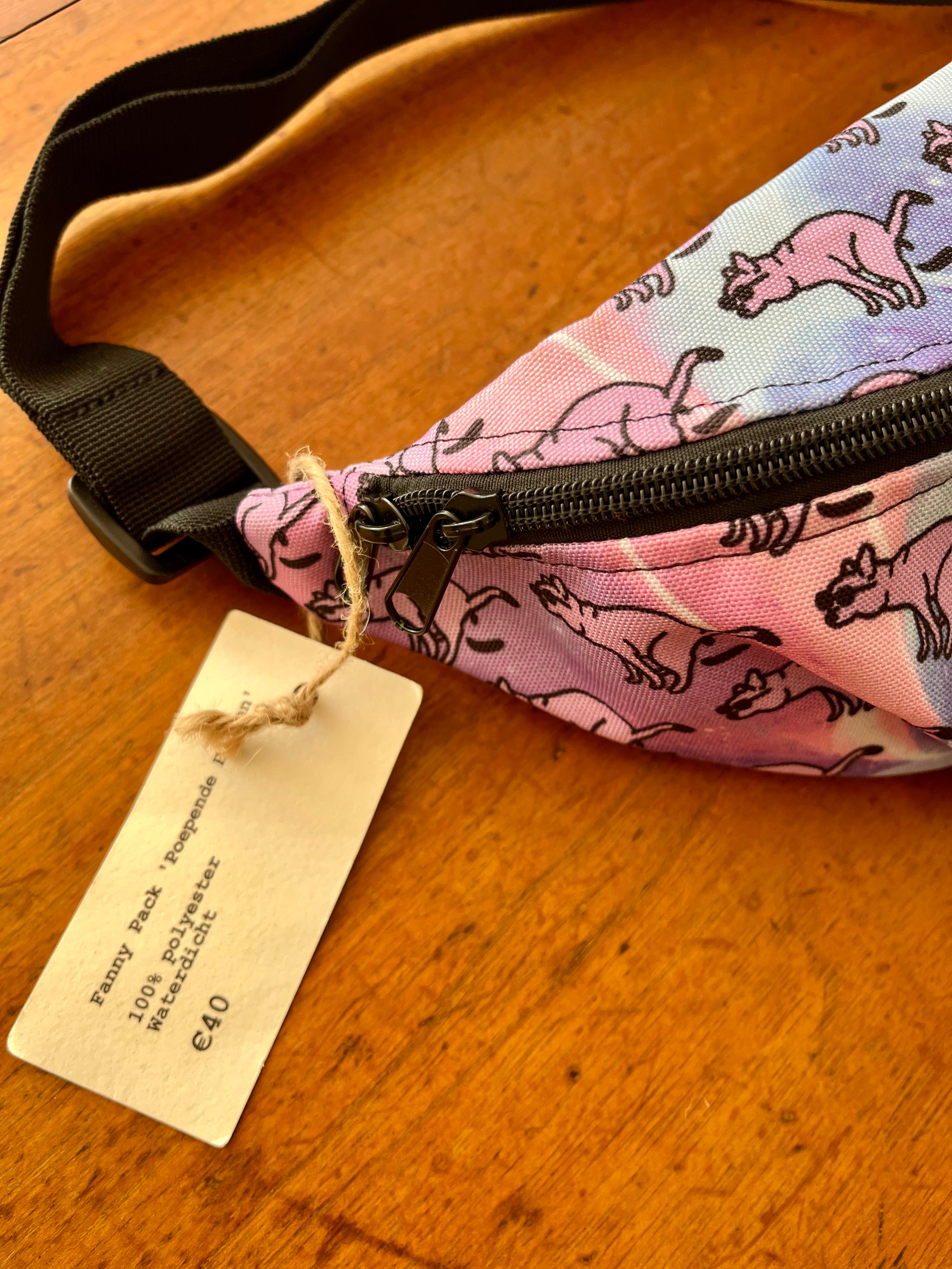 fanny pack met tekening van poepende hondjes door Anne Neuteboom cabaretier Anne Neut Boetiek