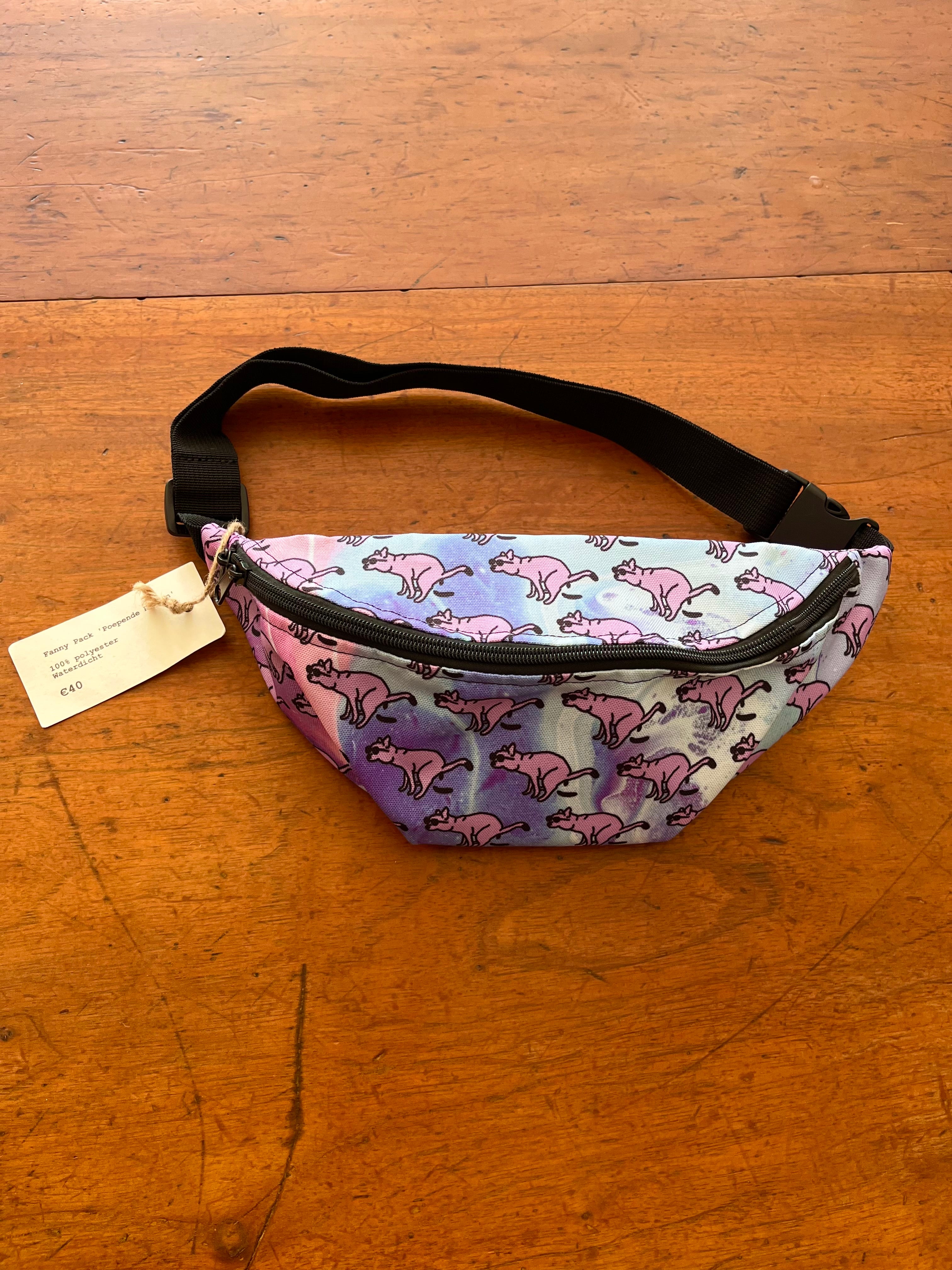 fanny pack met tekening van poepende hondjes door Anne Neuteboom cabaretier Anne Neut Boetiek